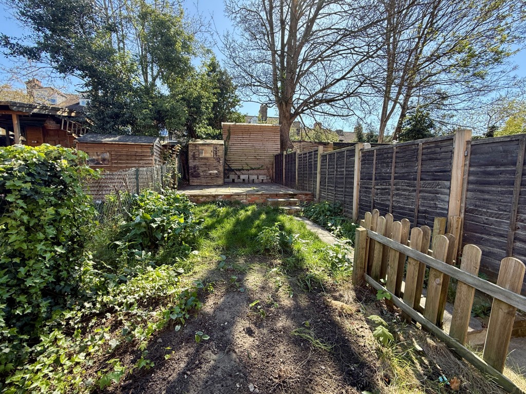 Lot: 89 - MID-TERRACE HOUSE FOR REFURBISHMENT - Garden to rear